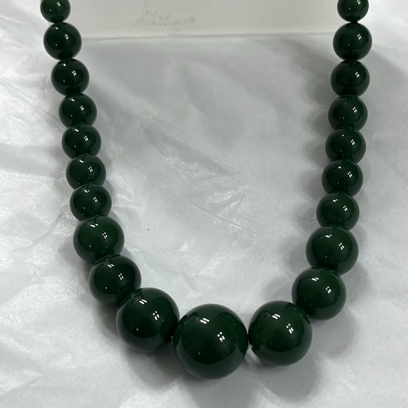 My Green Period:Two Well-Balanced Strands of Vintage Beads - Picture 7 of 12